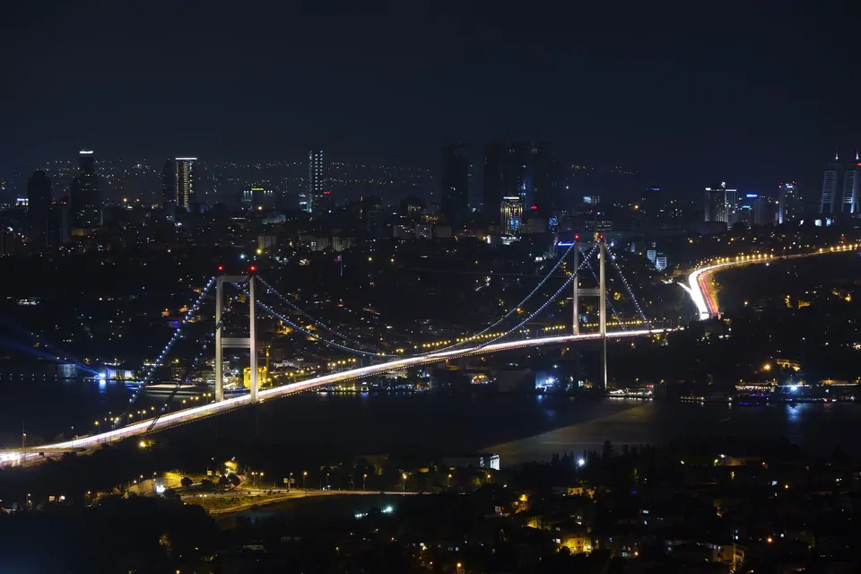 Gece İstanbul: Boğaz Köprüsü ve şehir silueti